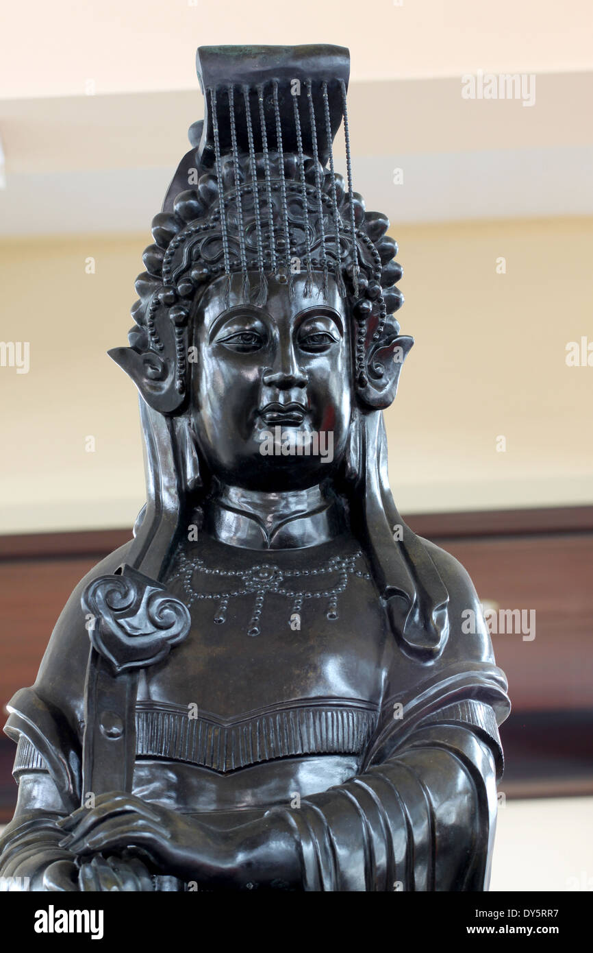 Statuen der schwarzen Gottheiten der chinesischen Religion im Tempel. Stockfoto