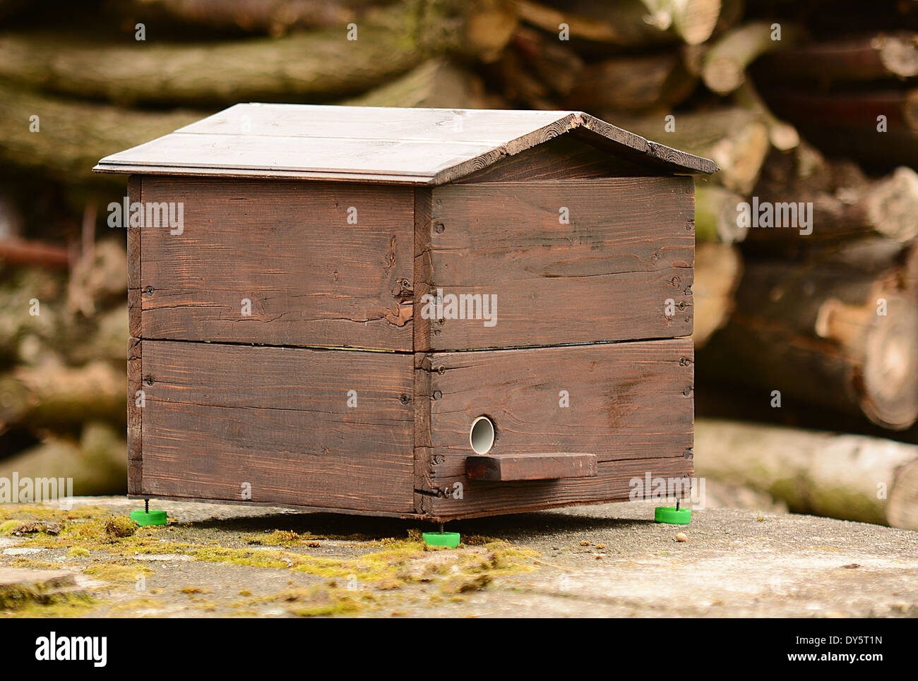 Hausgemachte dekorative Hummel aus dem Holz im Garten nisten. Stockfoto