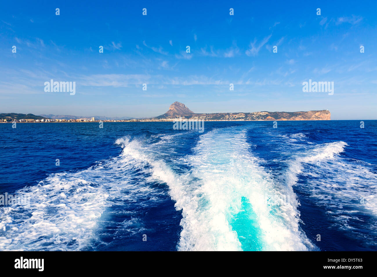 Javea mit Mongo und San Antonio Kap vom Boot im Mittelmeer Stockfoto