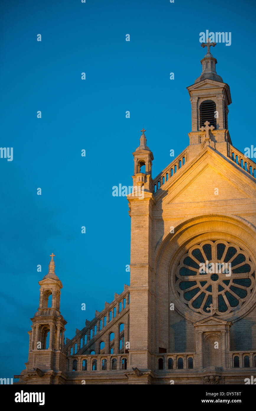 Eglise Sainte-Catherine Fassade Brüssel // Flutlichter Erfassen Sie die Fassade der Eglise Sainte-Catherine de Bruxelles (Kirche St. Katharina von Brüssel) vor dem dunkelblauen Himmel der Abenddämmerung. Die Kirche in der Innenstadt von Brüssel wurde zwischen 1854 und 1874 erbaut und befindet sich an einem Ende des Place Ste Catherine. Stockfoto