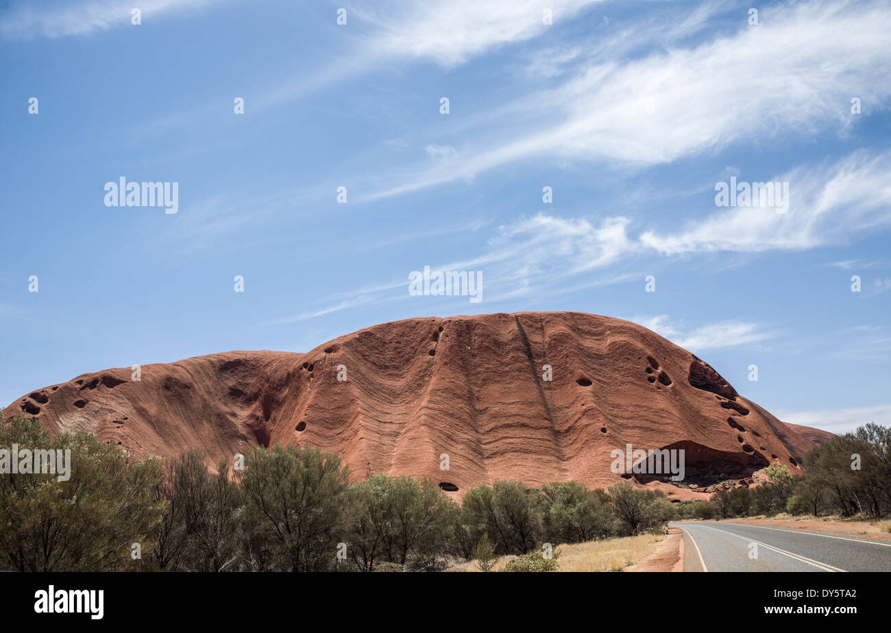 Ayers Rock Road, Ayers Rock und Rock mit blauem Himmel Stockfoto
