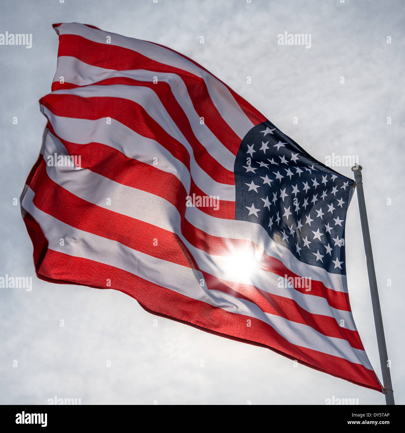 amerikanische Flagge am Himmelshintergrund Stockfoto