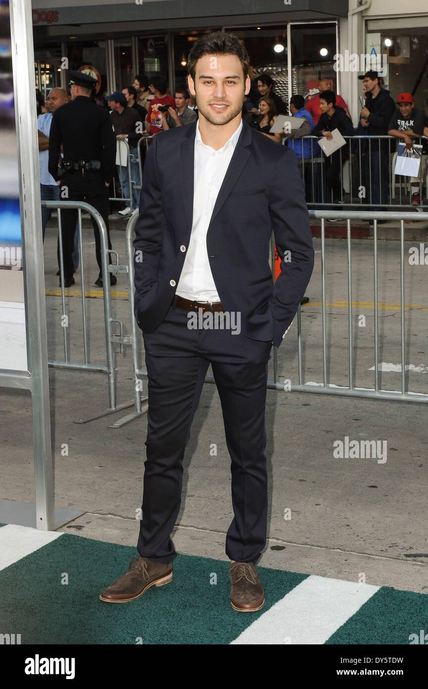 Ryan Guzman im Ankunftsbereich für Entwurf Tag Premiere, The Regency Village Theatre, Westwood, CA 7. April 2014. Foto von: Sara Cozolino/Everett Collection Stockfoto