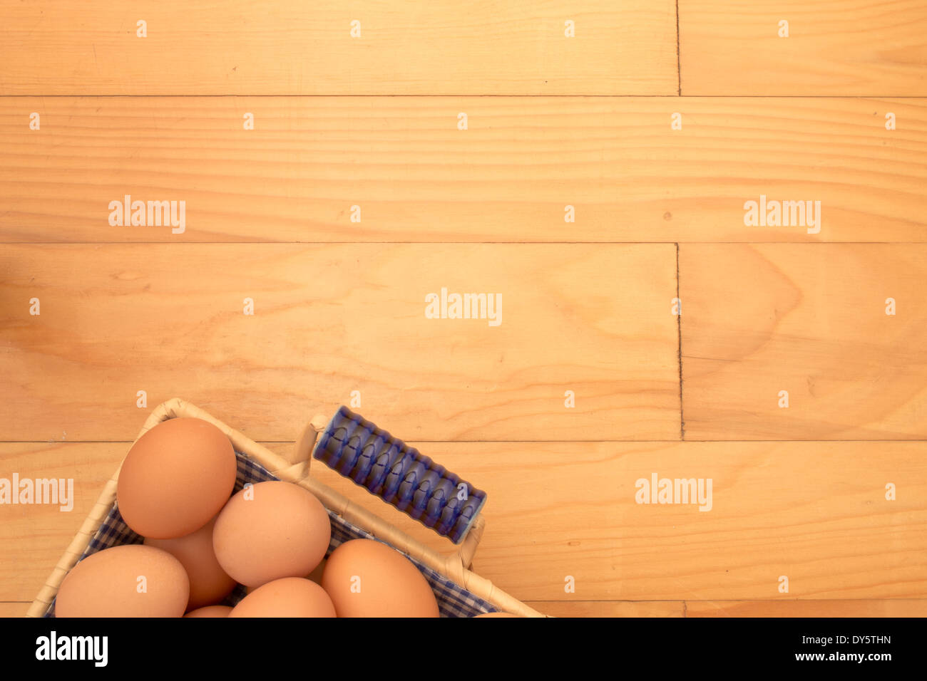 Ein Korb voll von Bio-Eiern auf einer Holzfläche. Bio-Eiern kommen von Hennen, die Zugang ins freie haben. Stockfoto