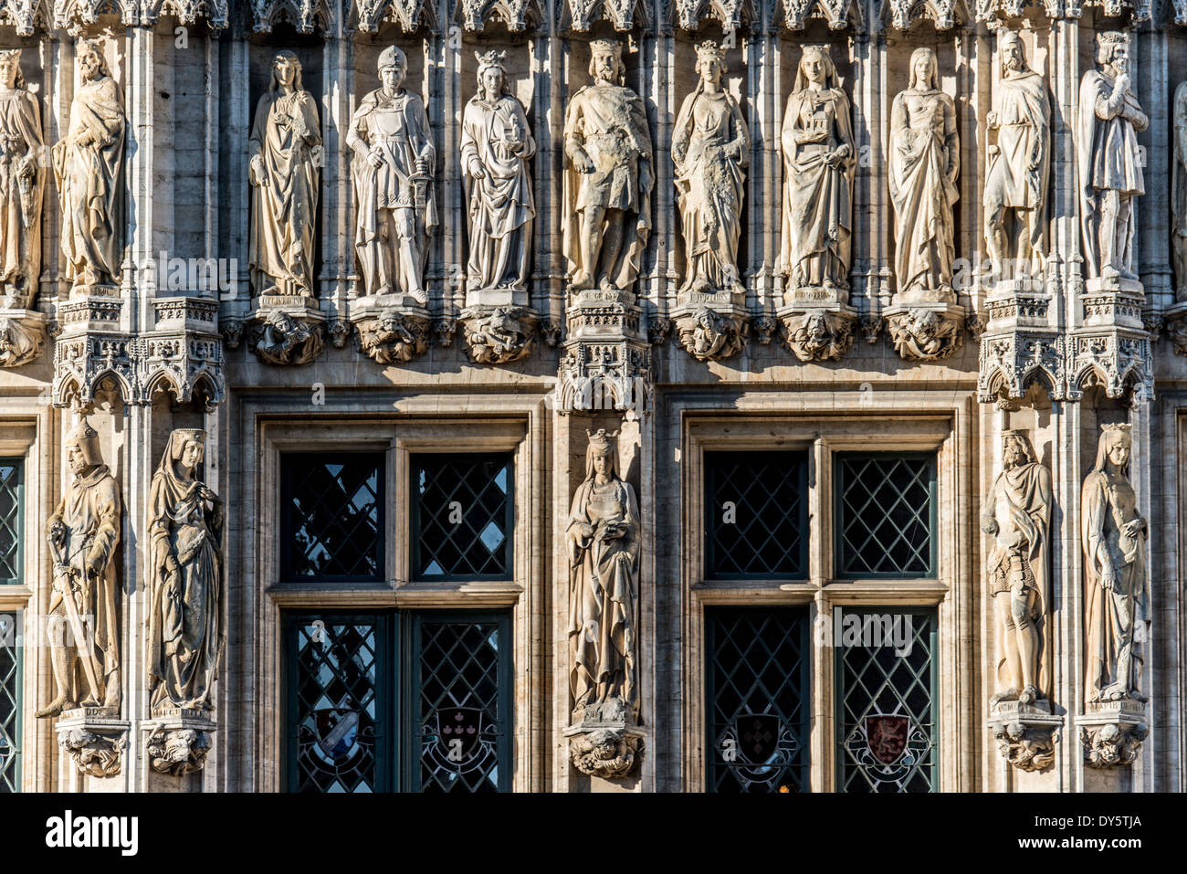 BRÜSSEL, Belgien — kunstvolle Statuen zieren das gotische Brüsseler Rathaus am Grand Place (La Grand-Place), das zum UNESCO-Weltkulturerbe gehört. Dieser kopfsteingepflasterte Platz, der von aufwendigen historischen Gebäuden gesäumt ist, ist die wichtigste Touristenattraktion im Herzen von Brüssel. Stockfoto