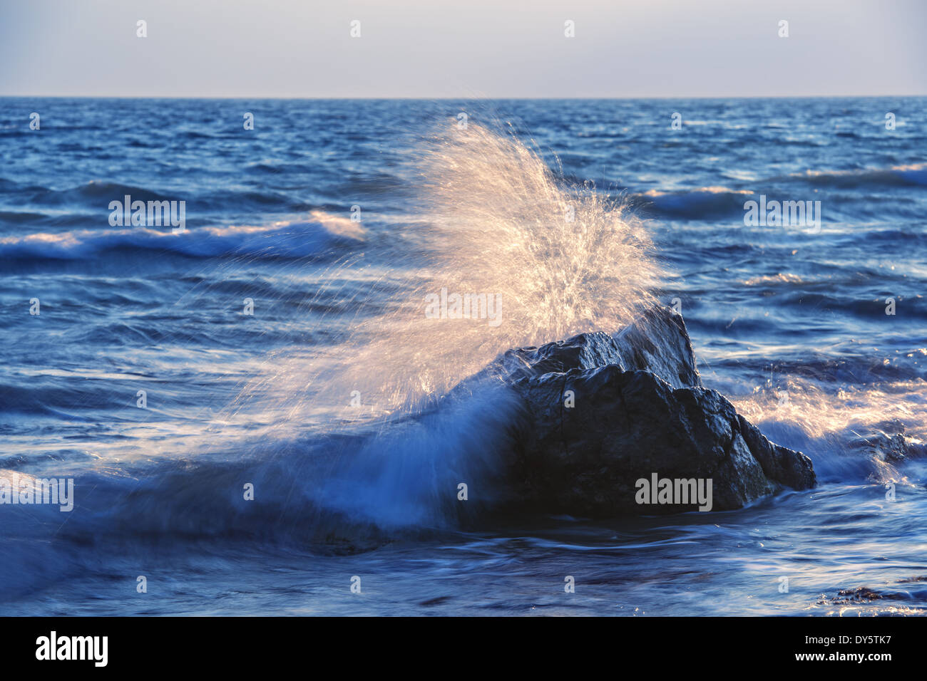 Stein am blauen Meer Wasser Stockfoto