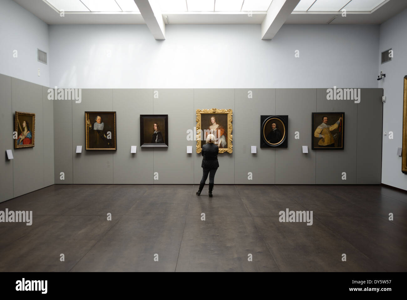 BRÜGGE, Belgien - Flämische und belgische Gemälde werden im Groeningemuseum ausgestellt, einem städtischen Kunstmuseum in Brügge, Belgien. Das Museum ist berühmt für seine Sammlung flämischer primitiver Kunst, zusammen mit anderen Meisterwerken aus anderen Epochen. Mittelalterliche Architektur und ruhige Kanäle prägen das Stadtbild von Brügge, oft als „Venedig des Nordens“ bezeichnet. Brügge gehört zum UNESCO-Weltkulturerbe und bietet Besuchern eine Reise in die Vergangenheit Europas mit seinen gut erhaltenen Gebäuden und kopfsteingepflasterten Straßen, die die reiche Geschichte der Stadt widerspiegeln. Stockfoto