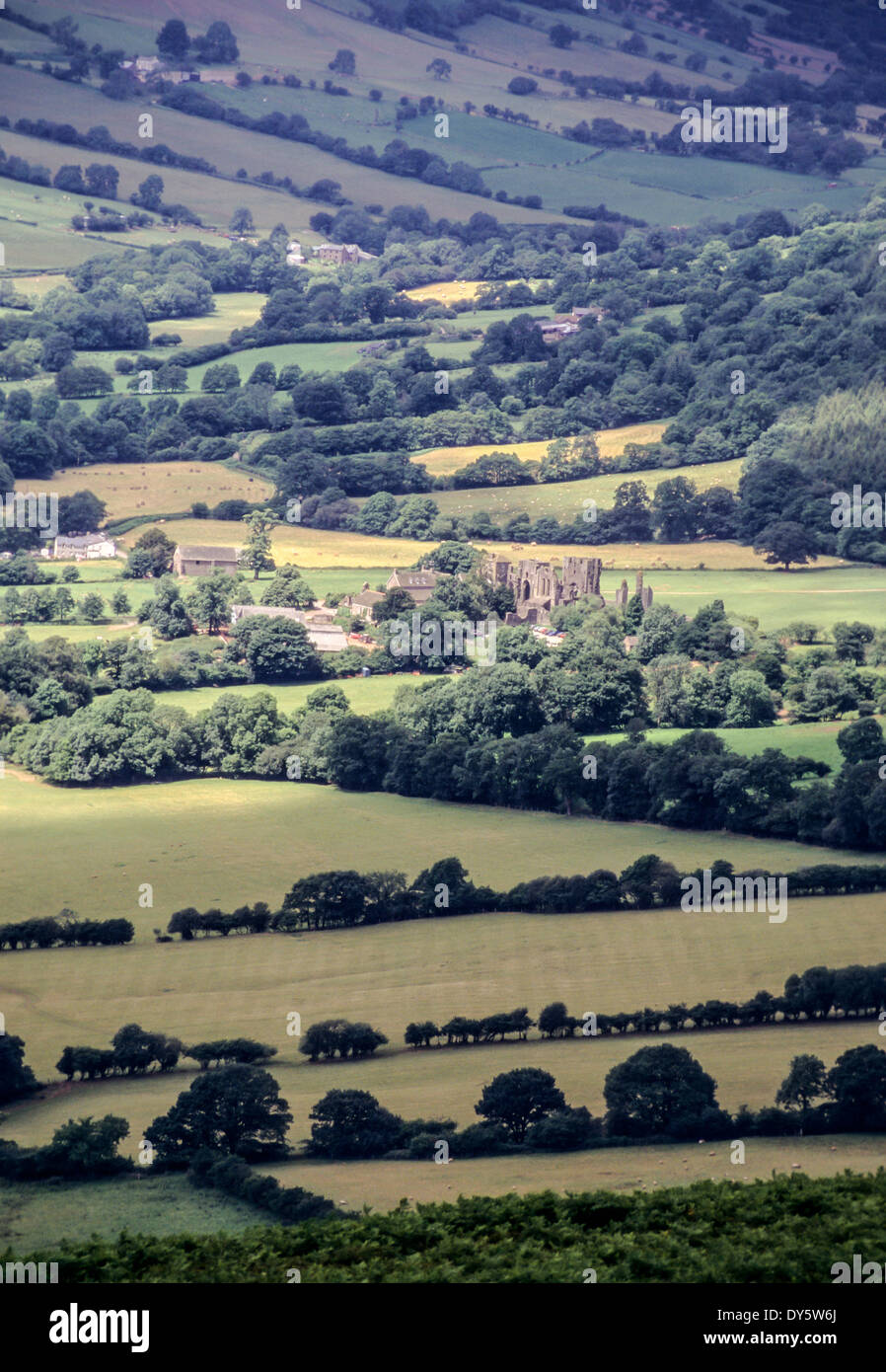 Wales, Llanthony Priory von Offa es Dyke Fußweg auf der Black Mountains Ridge, in der Nähe von Abergavenny. Gegründeten 1103. Stockfoto