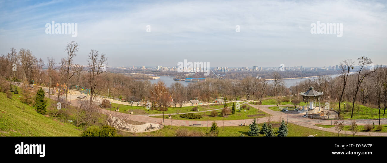 Panorama der linken Ufer des Dnjepr mit U-Bahn-Brücke über den Dnepr in Kiew, Ukraine. Stockfoto