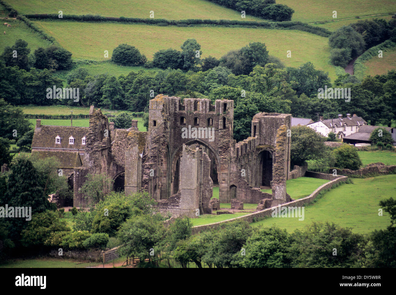 Wales, Ruinen von Llanthony Priorat von Offa es Dyke Fußweg auf dem Grat der Black Mountains, in der Nähe von Abergavenny. Gegründeten 1103. Stockfoto