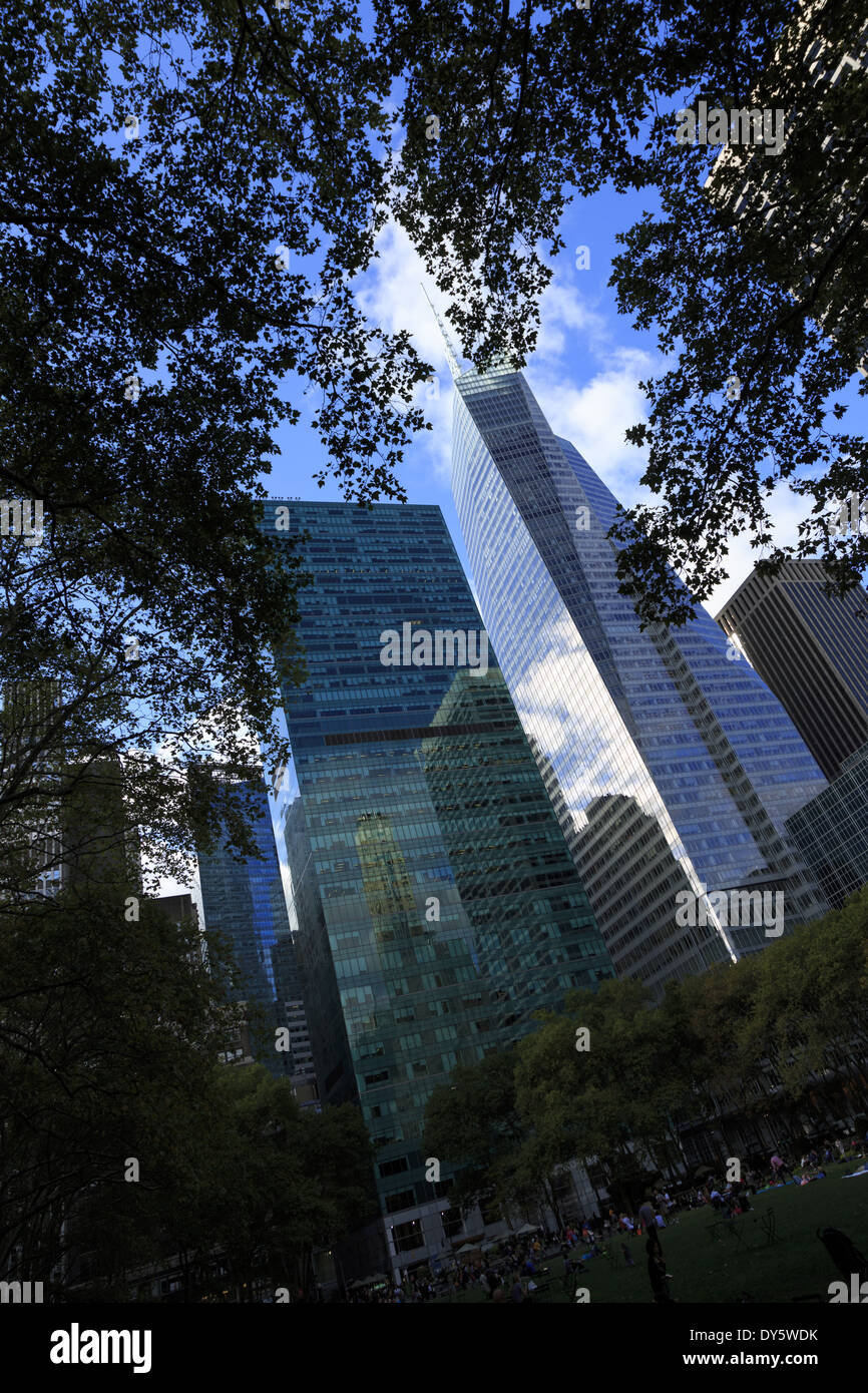 Bank of America Tower und 1095 Avenue Of The Americas über Bryant Park Manhattan New York City links Stockfoto