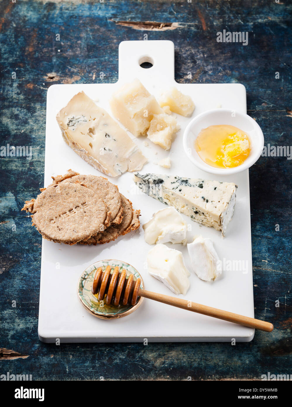 Käse-Vorspeise mit Honig und Cracker Stockfoto