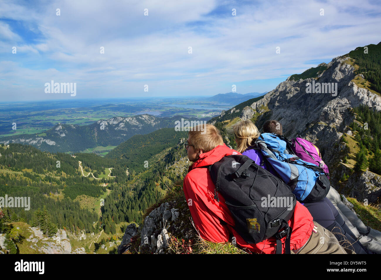 Junge Frau und zwei junge Männer genießen die Aussicht vom Aggesntein nach Füssen, Aggesntein, Tannheim Bereich, Tirol, Österreich Stockfoto