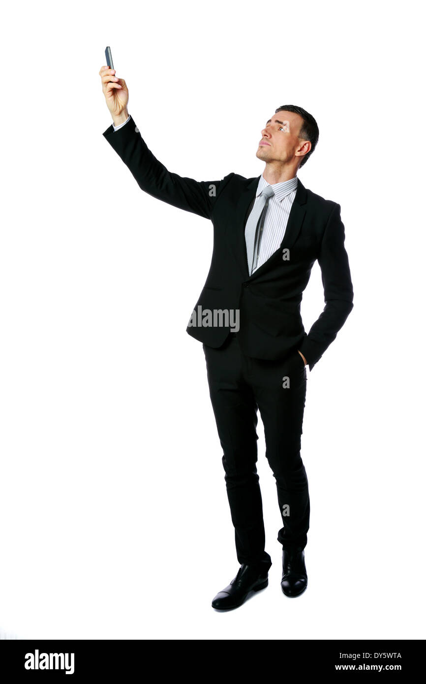 Porträt der Geschäftsmann Suche Verbindung auf dem Telefon auf weißem Hintergrund Stockfoto