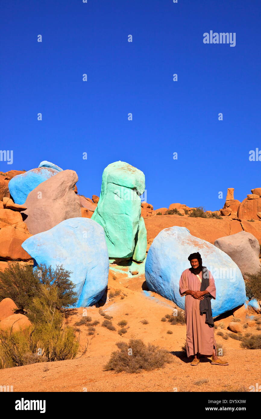 Ziegenhirte mit bemalten Felsen vom belgischen Künstler Jean Verame, Tafraoute, Marokko, Nordafrika, Afrika Stockfoto