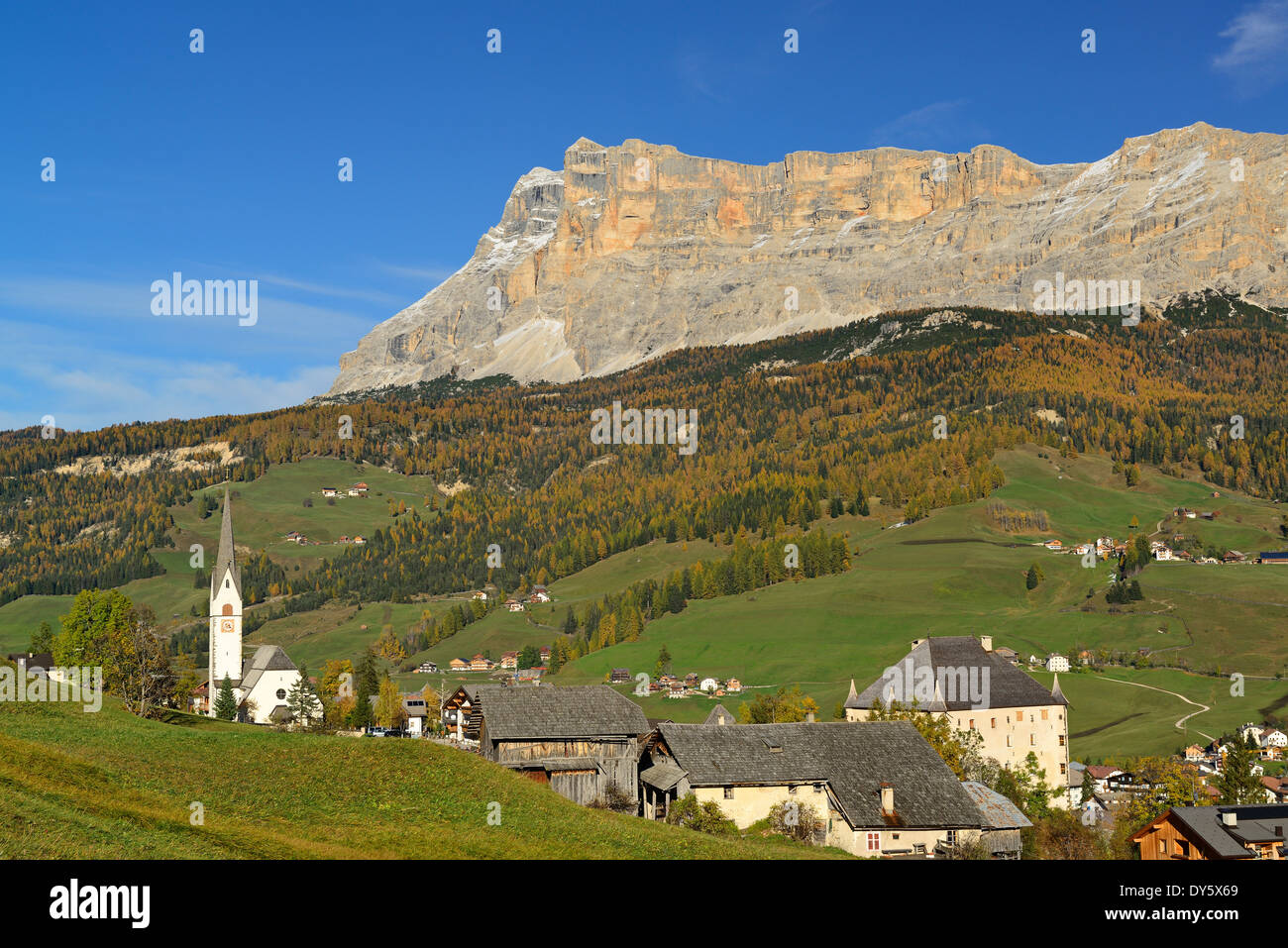 La Villa Stern Vor Heiligkreuzkofel Tal Val Badia Dolomiten Unesco World Heritage Site Dolomiten Sudtirol Es Stockfotografie Alamy