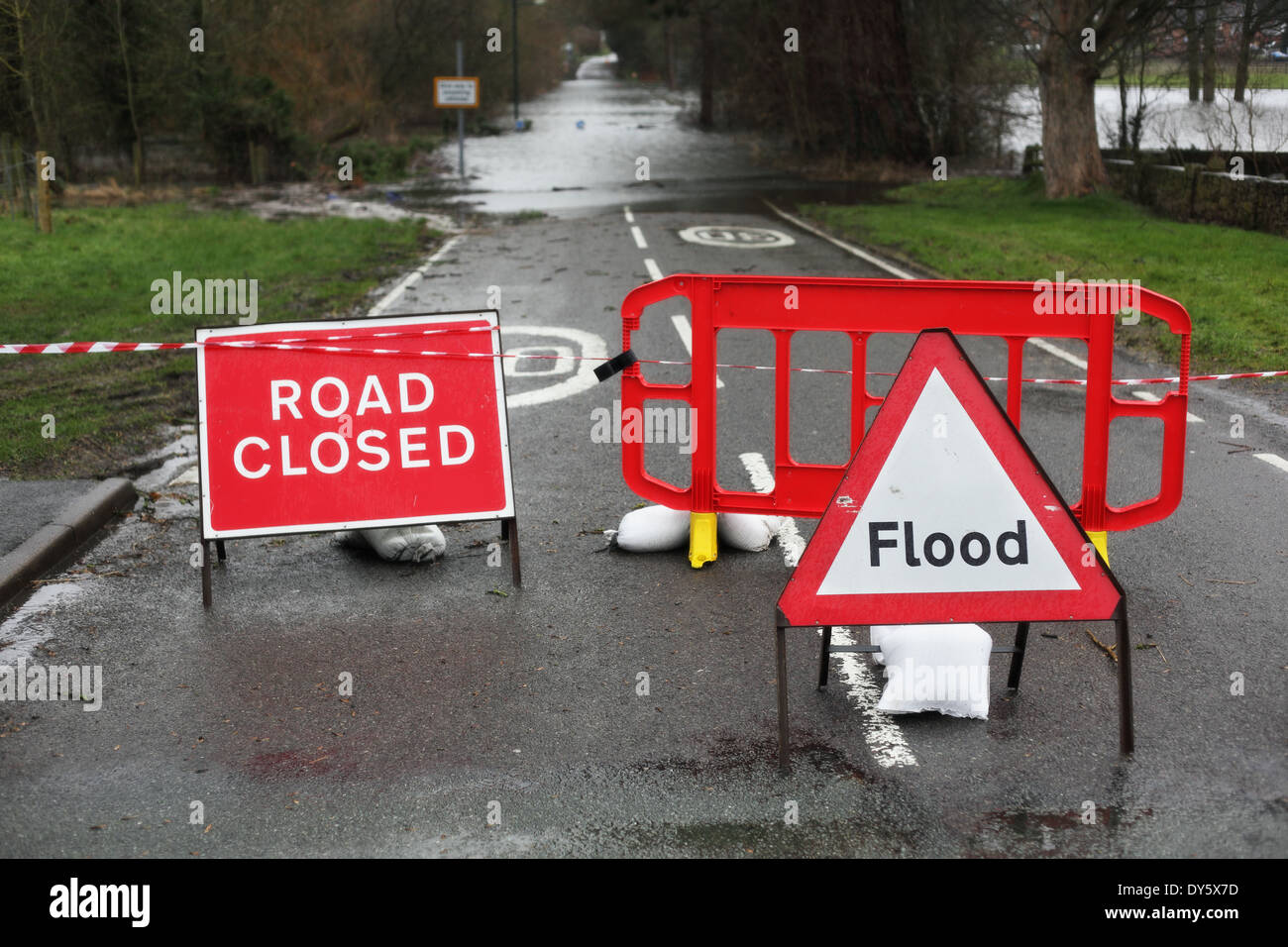 Straße geschlossen und überschwemmen Zeichen Stockfoto