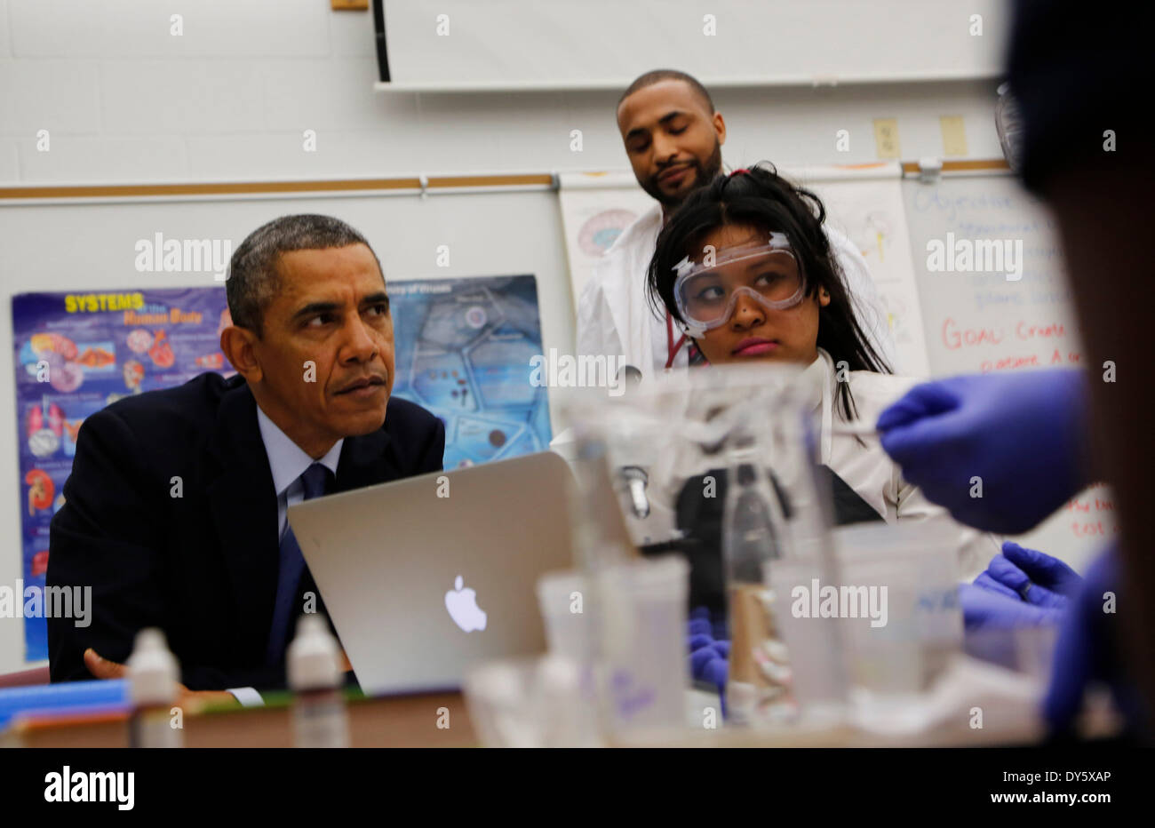 Bladensburg, Maryland, USA. 7. April 2014.  US-Präsident Barack Obama besucht eine 10. Klasse Mikrobiologie Klasse bei Bladensburg High School 7. April 2014 vor Bekanntgabe der Gewinner eines Wettbewerbs, die ins Leben gerufen wurde im Herbst letzten Jahres, Pädagogen und Arbeitgeber um den Studierenden zusammenzubringen Zugriff auf reale berufliche Fähigkeiten und Kurse auf College-Niveau. Eine Gesamtmenge von $ 107 Millionen, werden über das Land, das diese Partnerschaft vergeben. Bladensburg High School wird 7 Millionen US-Dollar vergeben. Bildnachweis: Aude Guerrucci/Pool über CNP-NO WIRE SERVICE/KEIN BILDFUNK - © Dpa picture-Alliance/Alamy Live Stockfoto