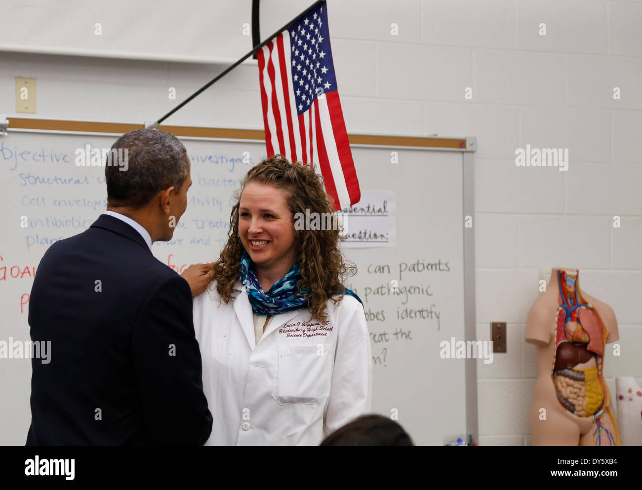 Bladensburg, Maryland, USA. 7. April 2014.  US-Präsident Barack Obama schüttelt Hände mit Lucia Simpson, ein Lehrer für Naturwissenschaften bei einem Besuch einer 10. Klasse Mikrobiologie Klasse bei Bladensburg High School, Bladensburg, Maryland am 7. April 2014, vor der Bekanntgabe der Gewinner eines Wettbewerbs, die zuletzt gestartet wurde fallen, um zusammenzubringen, Pädagogen und Arbeitgeber, Studenten Zugang zu realen berufliche Fähigkeiten und College-Level-Kurse geben. Eine Gesamtmenge von $ 107 Millionen, werden über das Land, das diese Partnerschaft vergeben. Bladensburg High School wird 7 Millionen US-Dollar vergeben. © Dpa-Bild ein Stockfoto