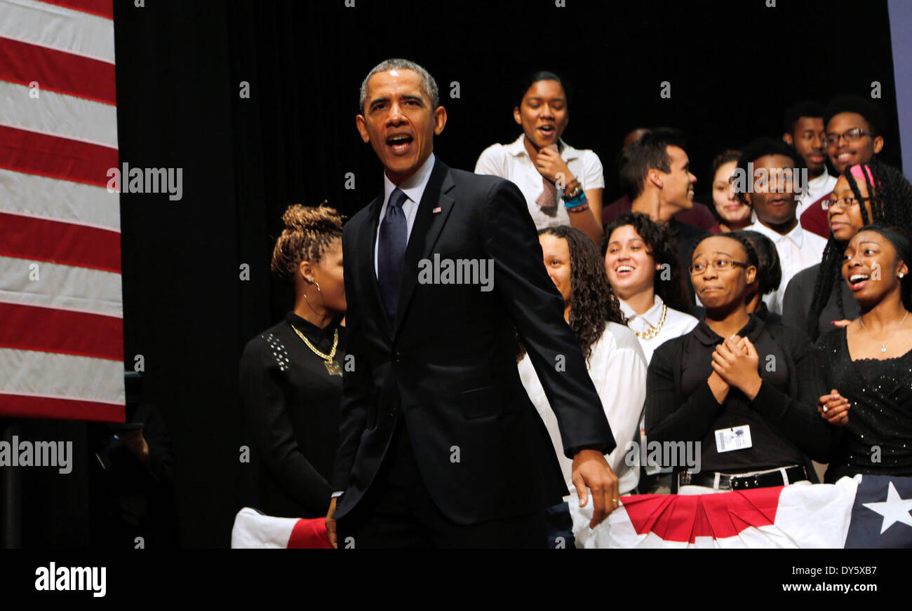 Bladensburg, Maryland, USA. 7. April 2014.  US-Präsident Barack Obama fährt nach der Ankündigung, dass die Gewinner eines Wettbewerbs, die zuletzt gestartet wurde fallen um Erzieher und Arbeitgeber, Studenten Zugang zu realen berufliche Fähigkeiten und College-Level-Kurse bei Bladensburg High School, Bladensburg, Maryland am 7. April 2014 zusammenzubringen. Eine Gesamtmenge von $ 107 Millionen, werden über das Land, das diese Partnerschaft vergeben. Bladensburg High School wird $ 7 Millionen vergeben. Bildnachweis: Dpa picture Alliance/Alamy Live News Stockfoto