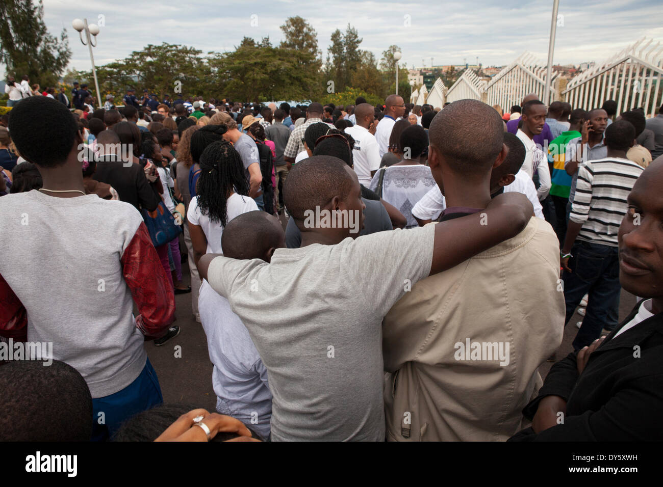 Kigali, Ruanda. 7. April 2014. Ruander beteiligen "Kwibuka Twiyubaka" Walk to Remember. Die Wanderung im ruandischen Parlament begann und endete im Amahoro-Stadion. Dieses Jahr markiert den 20. Jahrestag des Völkermords an den Tutsi. Während die ungefähre 100-Tage-Zeitraum vom 7. April 1994 bis Mitte Juli starben eine geschätzte 500.000 – 1.000.000 Ruander, weniger als 20 % der Gesamtbevölkerung des Landes und 70 % der Tutsi schwersten dann Leben in Ruanda. Bildnachweis: Tom Gilks/Alamy Live-Nachrichten Stockfoto
