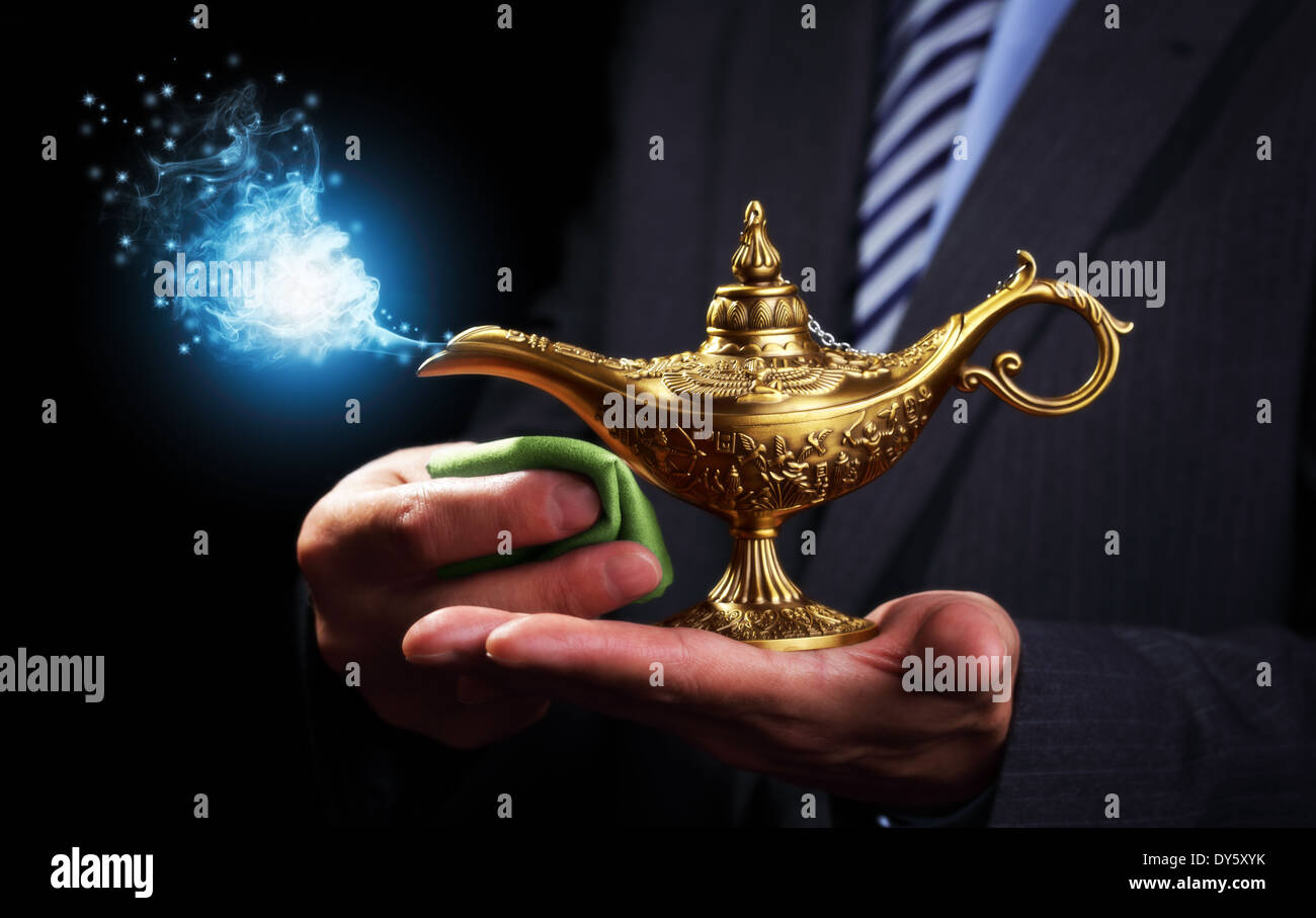 Aladdins Genie Wunderlampe reiben Stockfoto