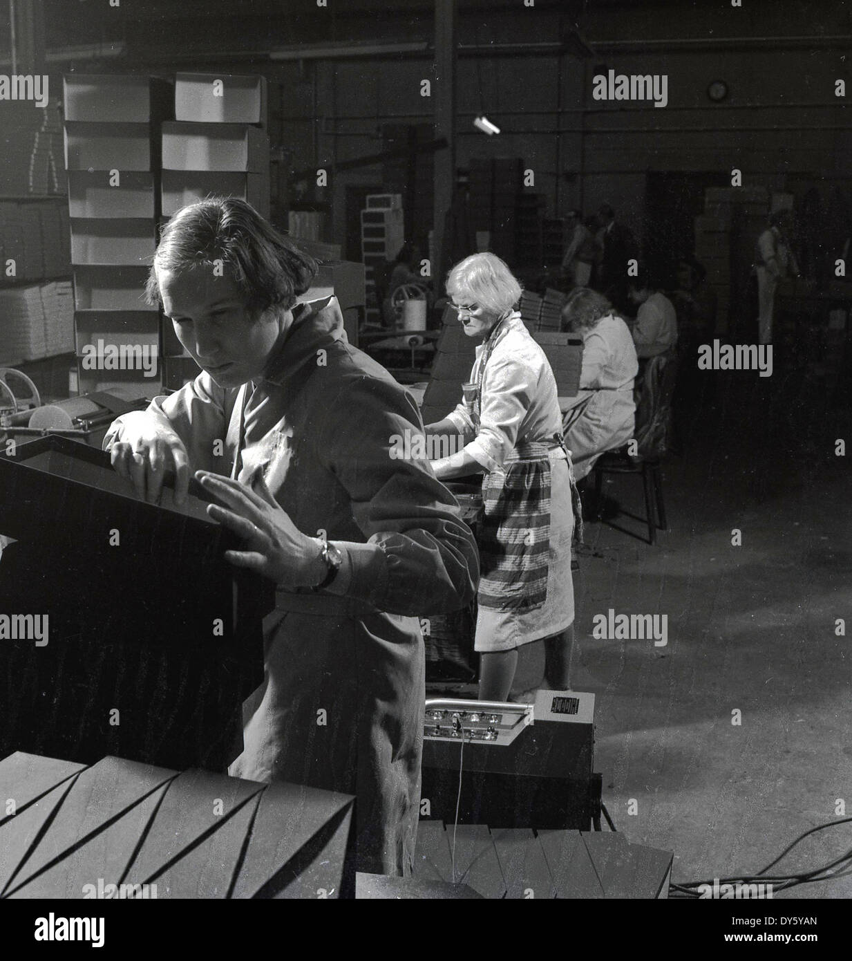 1950er, historisches Bild von Arbeiterinnen, die Schuhkartons verpackten, bei der Glenfield Progress Co-operative Society Limited, einem Schuh- und Schuhgeschäft in Glenfield, Leicester, England, Großbritannien, das sich auf Frauen- und Kinderschuhe spezialisiert hat. Historisch gesehen war Leicestershire ein wichtiges Gebiet Großbritanniens für die Schuhherstellung. Stockfoto