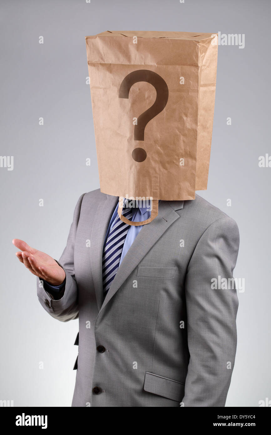 Anonyme Unternehmer mit Papiertüte auf dem Kopf Stockfoto