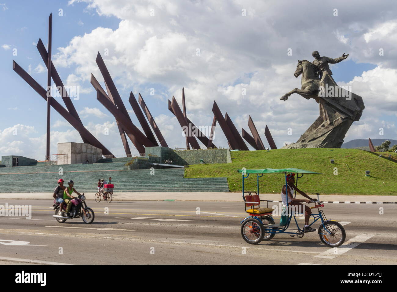 Zyklus-Taxi und Motorrad, Platz der Revolution, Santiago, Kuba, Westindische Inseln, Karibik, Mittelamerika Stockfoto
