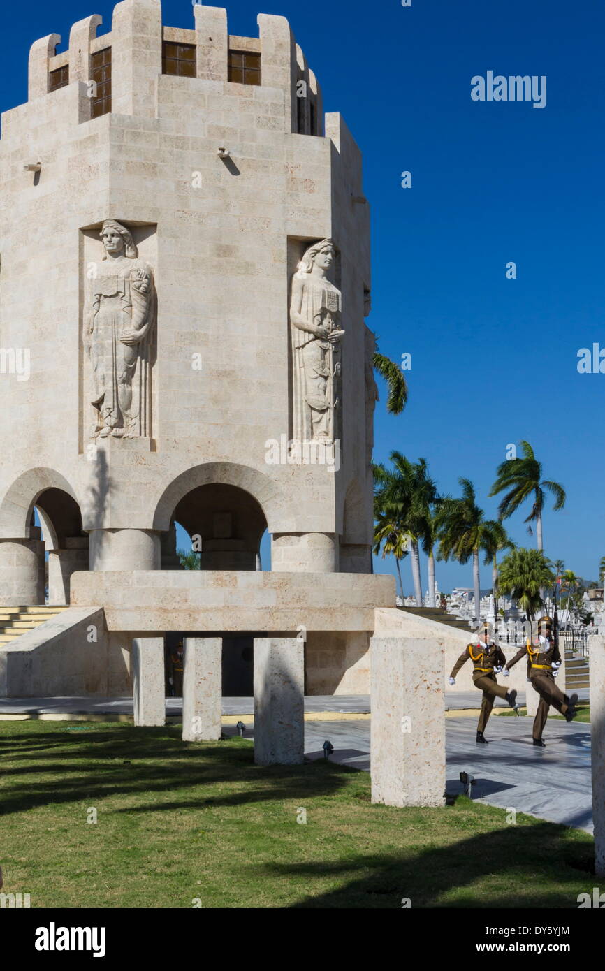 Die Wachablösung am Friedhof Santa Ifigenia, Santiago, Kuba, Westindische Inseln, Karibik, Mittelamerika Stockfoto
