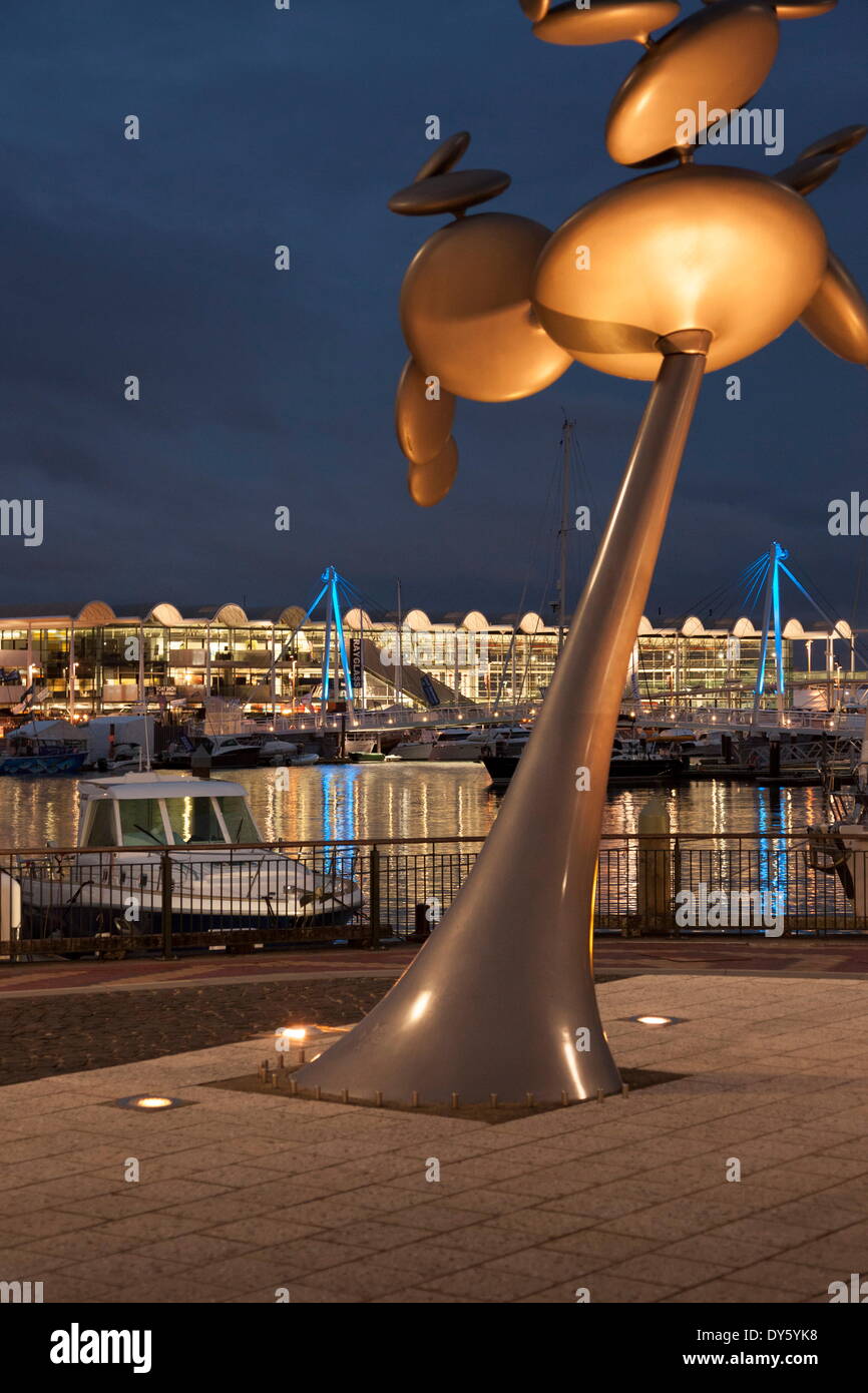 Zytoplasma Skulptur von Phil Price, Viadukt Gehweg, Veranstaltungszentrum Viadukt im Hintergrund, Auckland, Nordinsel, Neuseeland Stockfoto