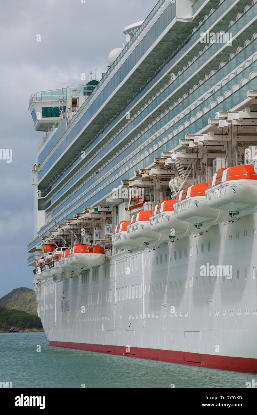 Kreuzfahrtschiffe in St. Johns, Antigua, Leeward-Inseln, West Indies, Karibik, Mittelamerika Stockfoto