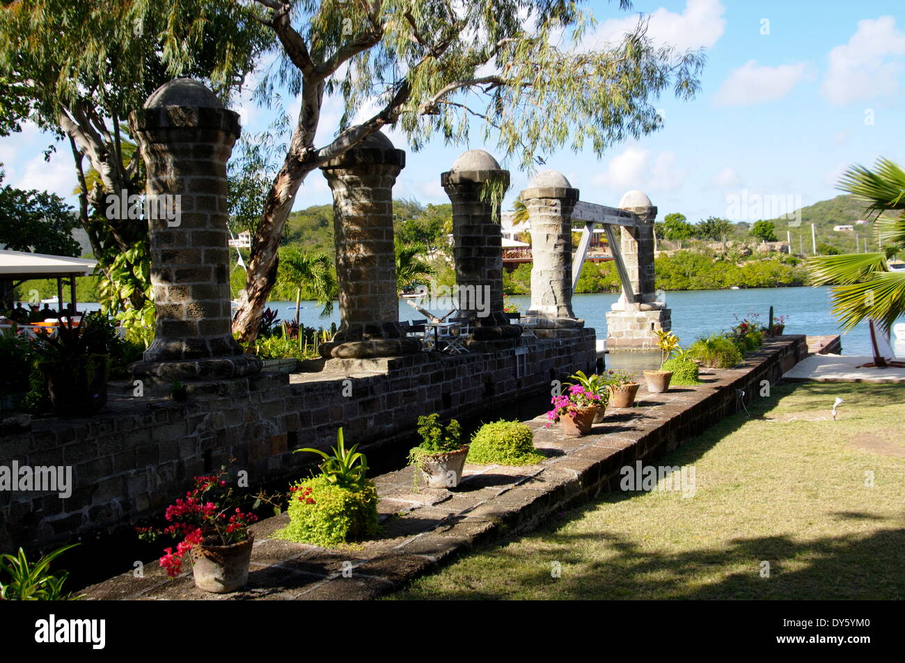 Alten Segel loft Steinsäulen, Nelsons Dockyard, Antigua, Leeward-Inseln, West Indies, Karibik, Mittelamerika Stockfoto