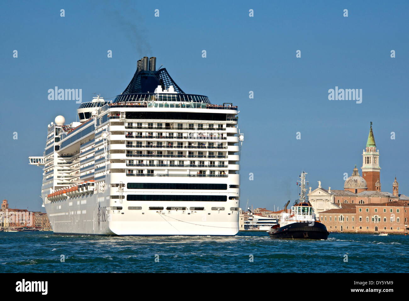 Tourist-Kreuzfahrtschiff und Vaporetto Segeln auf Bacino di San Marco, Venedig, UNESCO-Weltkulturerbe, Veneto, Italien, Europa Stockfoto