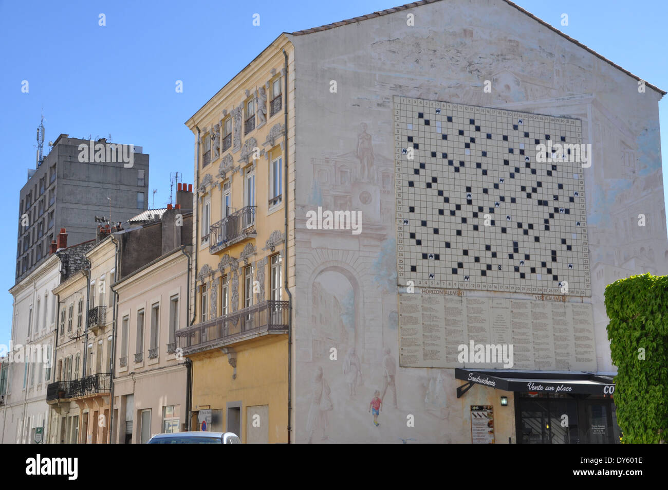 Kreuzworträtsel-Wandbild an der Seite eines Gebäudes in Montelimar, Rhone-Alpes, Frankreich. Stockfoto