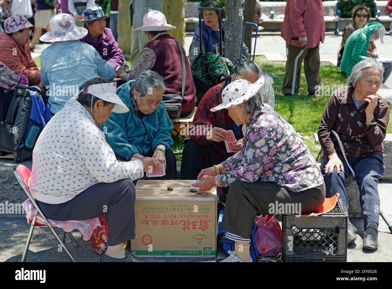 Menschen spielen chinesisches Schach auf Portsmouth Square in Chinatown, San Francisco, Kalifornien, USA Stockfoto