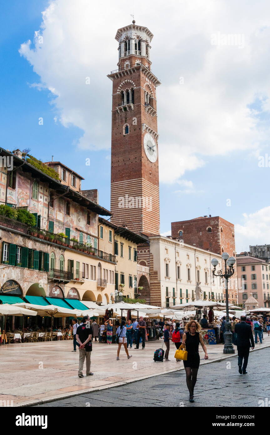 Torre dei Lamberti, Piazza Delle Erbe, Verona, UNESCO World Heritage Site, Veneto, Italien, Europa Stockfoto