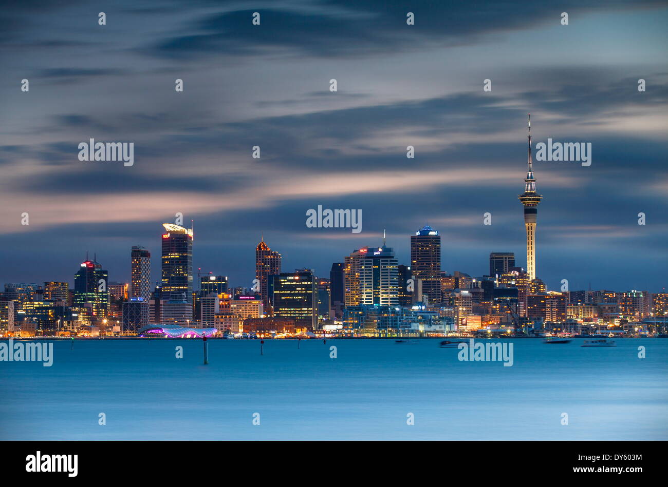 Blick auf Auckland Skyline in der Abenddämmerung, Auckland, Nordinsel, Neuseeland, Pazifik Stockfoto