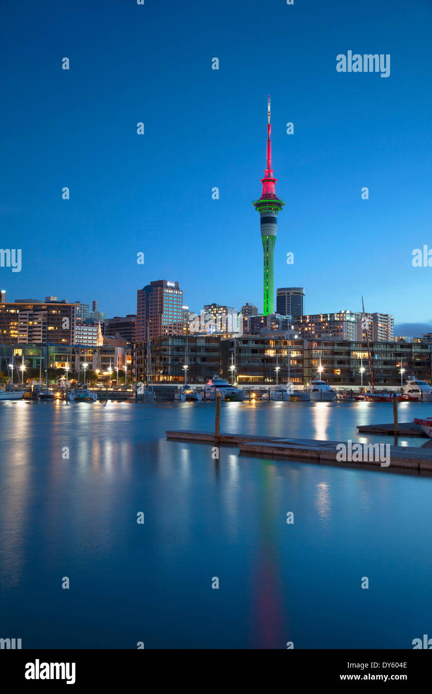 Viaduct Harbour und Sky Tower in der Abenddämmerung, Auckland, Nordinsel, Neuseeland, Pazifik Stockfoto