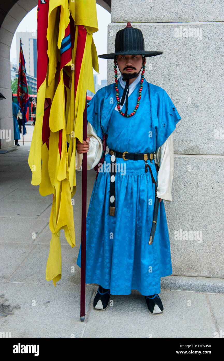 Wache an der zeremoniellen Wechsel der Wache, Gyeongbokgung-Palast, Seoul, Südkorea, Asien Stockfoto