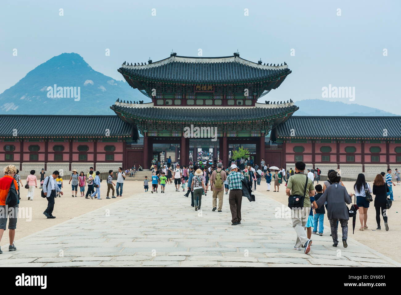 Touristen, die zu Fuß zu den Gyeongbokgung-Palast, Seoul, Südkorea, Asien Stockfoto