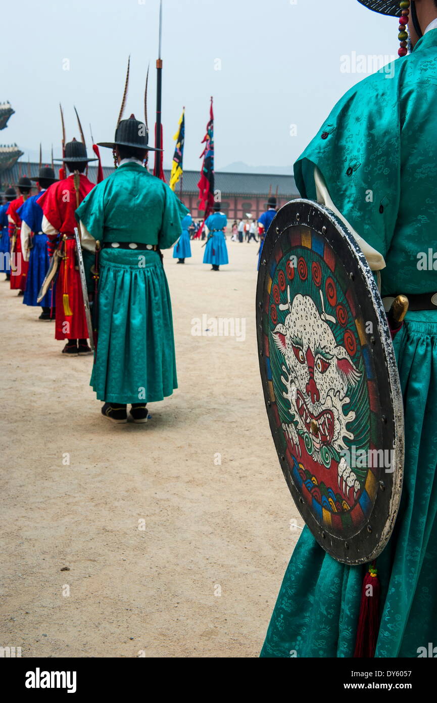 Zeremonielle Wechsel der Wache, Gyeongbokgung-Palast, Seoul, Südkorea, Asien Stockfoto