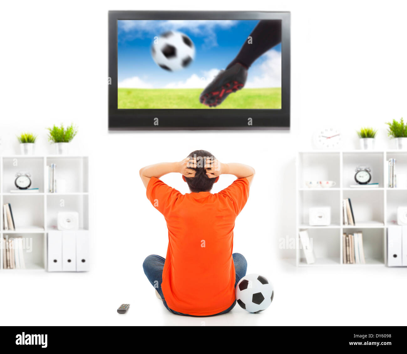 Fan Fußballspiel beobachten und nervös Stockfoto