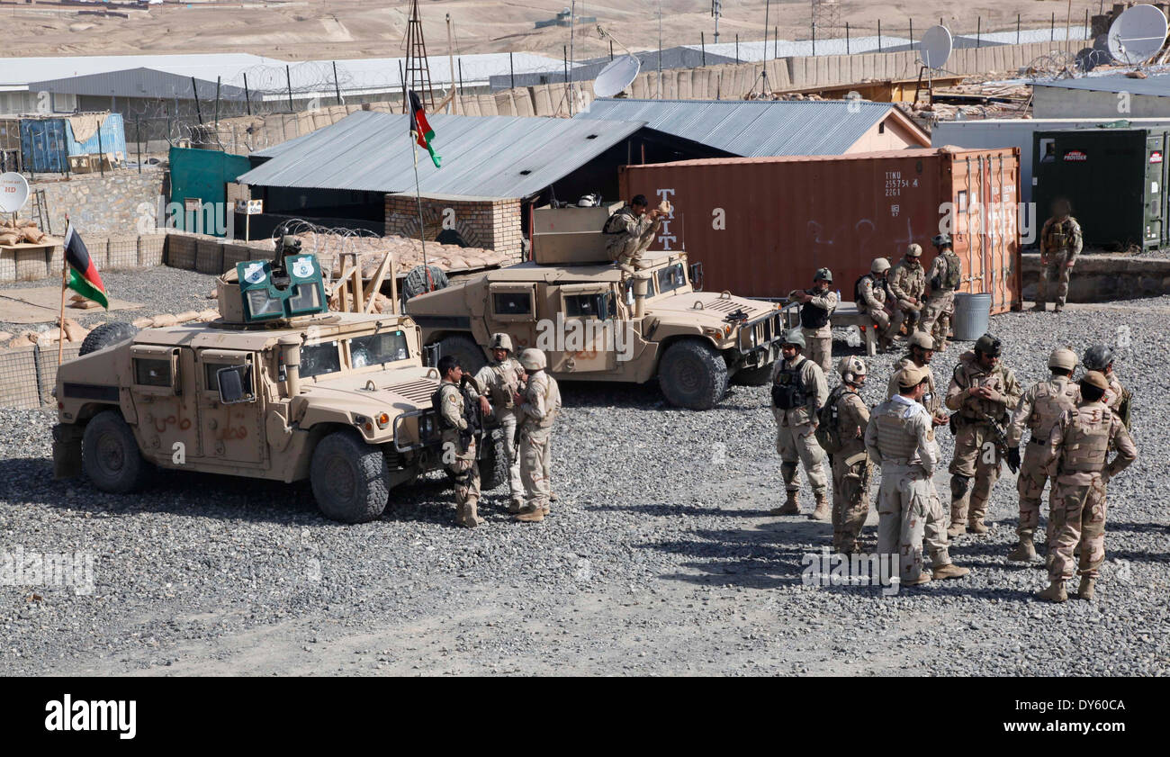 Afghanische Nationalpolizei Wilderer mit provinziellen Antwort Firma Task Unit Wardak bereiten für eine humanitäre Hilfe-Patrouille auf Forward Operating Base Airborne 27. März 2014 in der Provinz Wardak, Afghanistan. Stockfoto