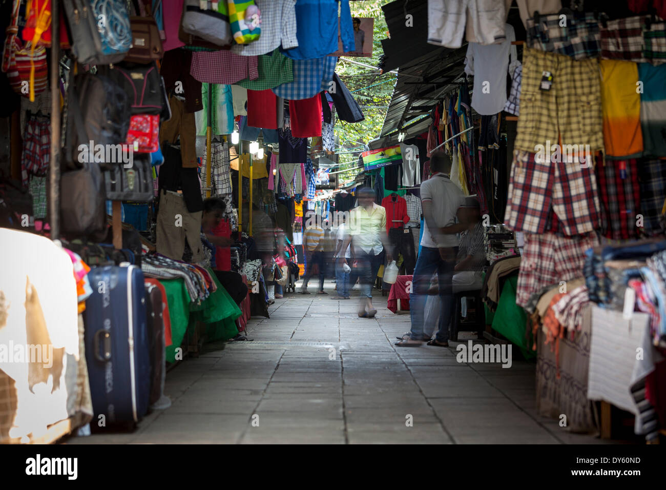 Kleidung zum Verkauf an Pettah Market, Colombo, Sri Lanka, Asien Stockfoto