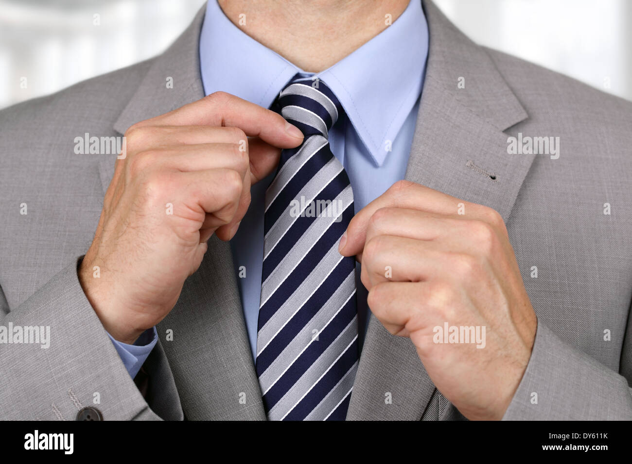 Geschäftsmann, seine Krawatte Befestigung Stockfoto