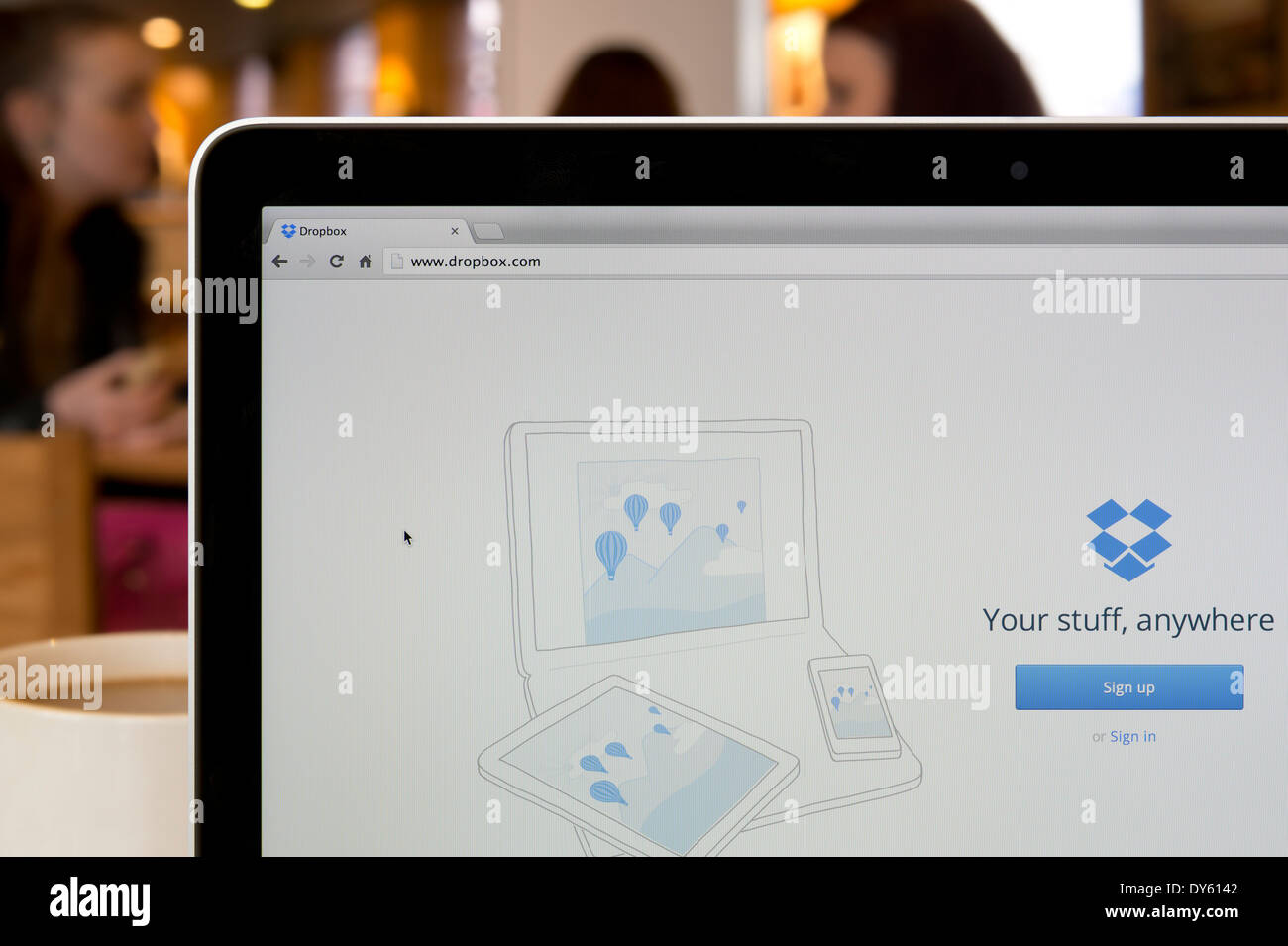 Die Dropbox-Website erschossen in einem Coffee-Shop-Umfeld (nur zur redaktionellen Verwendung: print, TV, e-Book und redaktionelle Webseite). Stockfoto