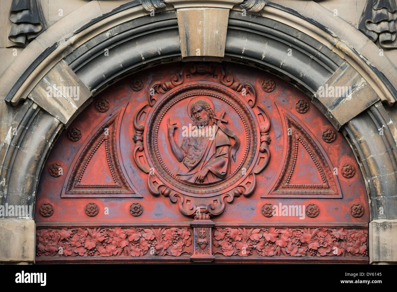 Kirche des Heiligen Johannes des Täufers Transom Brüssel Belgien // BRÜSSEL, Belgien — ein reich verziertes Riegel krönt den Haupteingang der Kirche des Heiligen Johannes des Täufers in der Béguinage und veranschaulicht das flämische barocke Detail des 17. Jahrhunderts. Dieses dekorative Element über dem Eingang zeigt die raffinierte Ornamentik, die für die belgische religiöse Architektur charakteristisch ist. Der Heckspiegel stellt einen Teil der ursprünglichen barocken Elemente der Kirche dar. Stockfoto