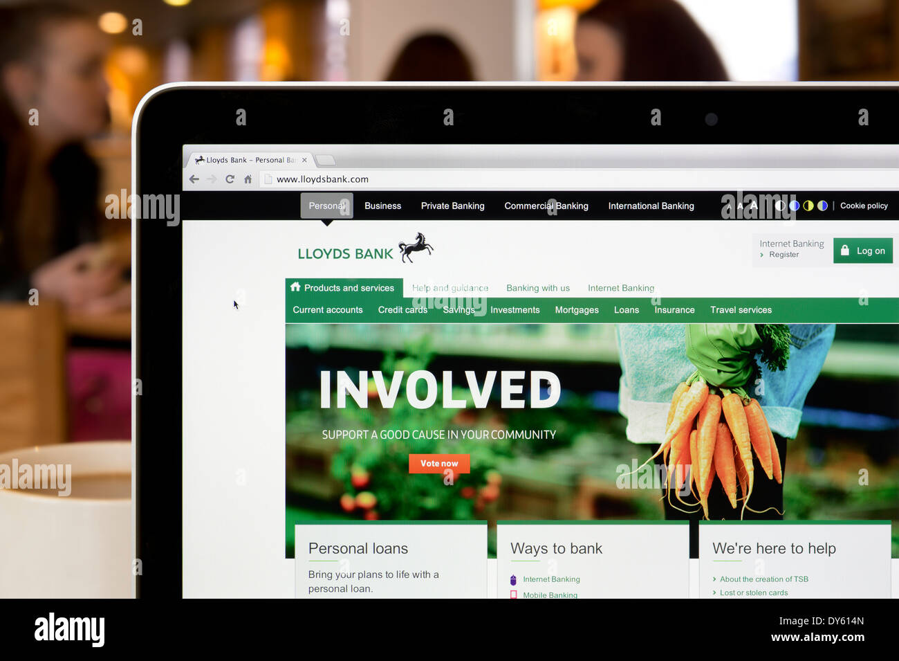 Die Lloyds Bank Website erschossen in einem Coffee-Shop-Umfeld (nur zur redaktionellen Verwendung: print, TV, e-Book und redaktionelle Webseite). Stockfoto