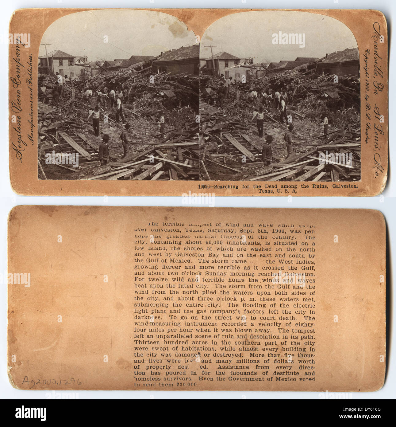 Nach einer Katastrophe suchen Retter nach Opfern in den Ruinen von Galveston, Texas, nach einer Überschwemmung oder einem Hurrikan. Die Veranstaltung hebt die verheerenden Auswirkungen von Naturkatastrophen auf die Gemeinden hervor. Stockfoto